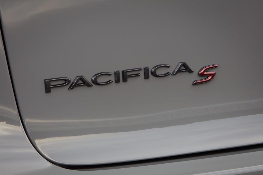 Логотип Chrysler Pacifica Red S Edition (RU) 2019 года  (фото 3 из 6)
